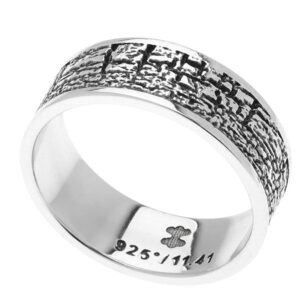 Ανδρικό δαχτυλίδι από ασήμι με μαύρη επιμετάλλωση και σχέδιο στην εξωτερική επιφάνεια.